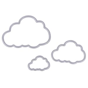 Puede incluir: Tres cortadores de galletas de metal en forma de nube de diferentes tamaños. El cortador más grande está en el centro de la imagen, con los dos cortadores más pequeños a la izquierda y a la derecha.