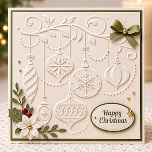 Puede incluir: Una tarjeta navideña crema con adornos en relieve, un lazo verde y la frase "Happy Christmas". La tarjeta presenta una rama decorativa con adornos colgantes, acebo y una estrella.
