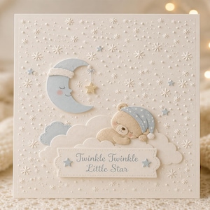 Op de afbeelding: Een vierkante wenskaart met een cr&egrave;mekleurige achtergrond en reli&euml;f sneeuwvlokken. Een lichtblauwe halve maan met een slapend gezicht hangt aan een gouden ster. Een beige teddybeer met een blauwe slaapmuts slaapt op een wolk met de tekst Twinkle Twinkle Little Star.