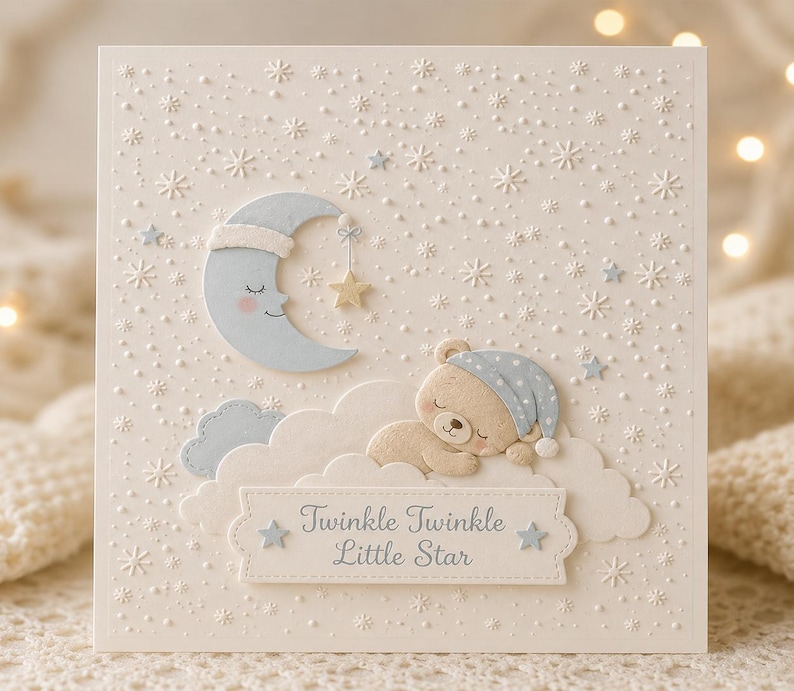 Op de afbeelding: Een vierkante wenskaart met een cr&egrave;mekleurige achtergrond en reli&euml;f sneeuwvlokken. Een lichtblauwe halve maan met een slapend gezicht hangt aan een gouden ster. Een beige teddybeer met een blauwe slaapmuts slaapt op een wolk met de tekst Twinkle Twinkle Little Star.