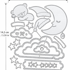 Op de afbeelding: Een zilverkleurige metalen snijmalset met een slapende beer, een maansikkel met een gezicht, wolken, sterren en slaapmutsen. De set meet 12,5 cm in de breedte en 14,2 cm in de hoogte, zoals aangegeven door de maatlijnen.