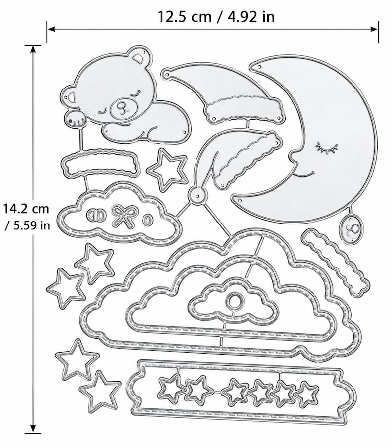 Op de afbeelding: Een zilverkleurige metalen snijmalset met een slapende beer, een maansikkel met een gezicht, wolken, sterren en slaapmutsen. De set meet 12,5 cm in de breedte en 14,2 cm in de hoogte, zoals aangegeven door de maatlijnen.