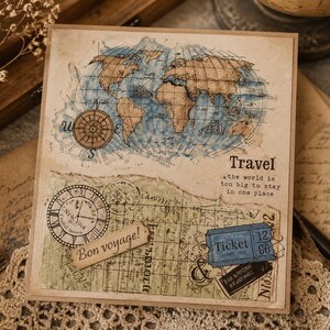 Op de afbeelding: Een kaart met een vintage-stijl reisthema met illustraties van een wereldkaart, kompas en klok. De kaart bevat de tekst "Travel" en "Bon voyage!" met een ticket en andere reisgerelateerde elementen. Het kleurenpalet omvat tinten bruin, blauw en beige.