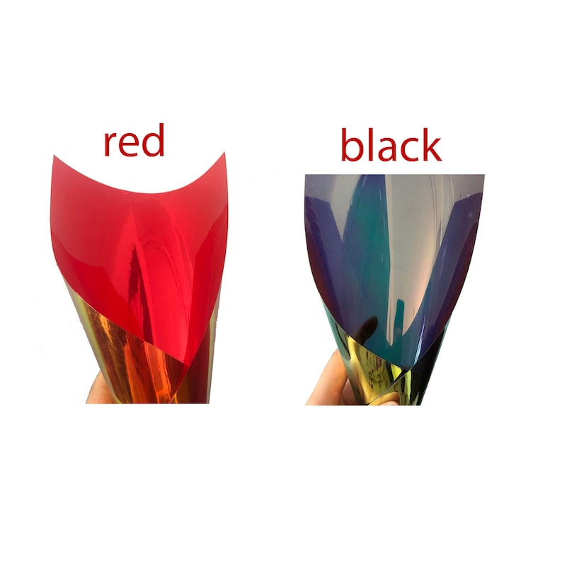 Pu&ograve; includere: Vengono mostrati due fogli di pellicola colorata, uno rosso e uno nero. La pellicola rossa &egrave; etichettata "red" e la nera "black". Le pellicole hanno un aspetto riflettente e metallico.