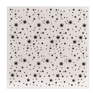 Op de afbeelding: Een vierkante, doorzichtige plastic embossing folder met een herhalend patroon van zwarte, zesbenige sterren en kleine stippen verspreid over het oppervlak, ontworpen voor het cre&euml;ren van texturen op papier of karton.