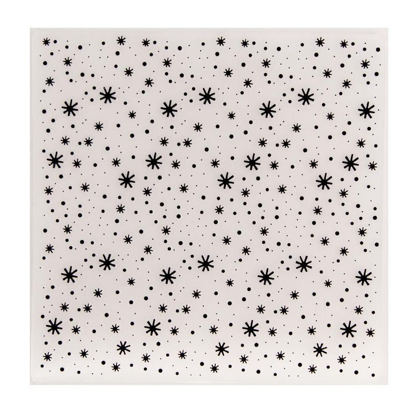 Op de afbeelding: Een vierkante, doorzichtige plastic embossing folder met een herhalend patroon van zwarte, zesbenige sterren en kleine stippen verspreid over het oppervlak, ontworpen voor het cre&euml;ren van texturen op papier of karton.