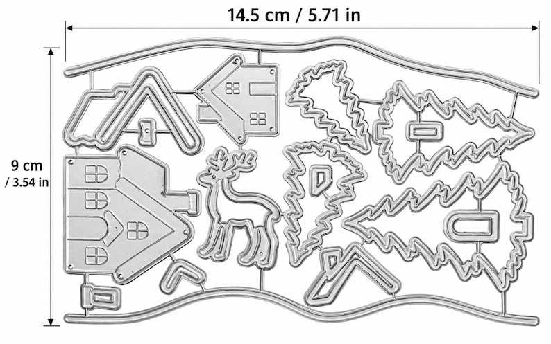 Op de afbeelding: Een zilverkleurige metalen snijmalset met contouren van huizen, een rendier en dennenbomen. De set meet 14,5 cm in de breedte en 9 cm in de hoogte, waarbij de verschillende vormen verbonden zijn door dunne metalen verbindingsstukjes.