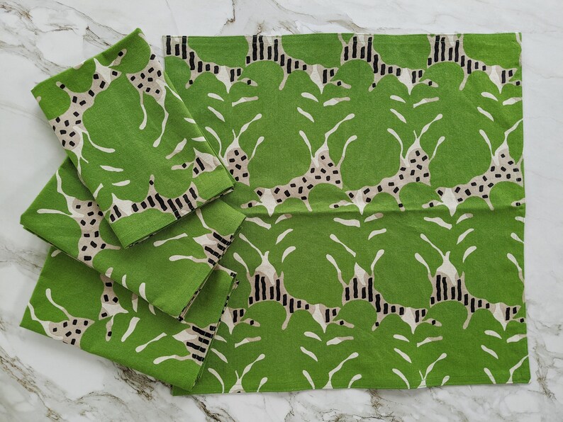 Monstera Cloth Napkins, Table Linen, Green, beige and black Dinner Napkins for plant lovers, set of 4 18 X 18 image 8