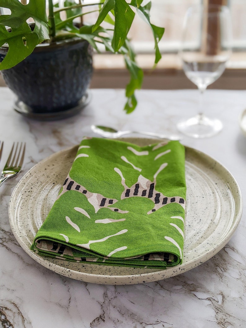 Monstera Cloth Napkins, Table Linen, Green, beige and black Dinner Napkins for plant lovers, set of 4 18 X 18 image 1