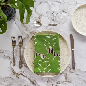 Monstera Cloth Napkins, Table Linen, Green, beige and black Dinner Napkins for plant lovers, set of 4 18 X 18 image 3