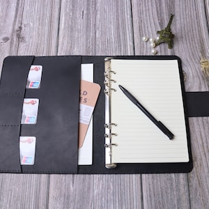 Housse pour ordinateur portable personnalisée en cuir à 6 anneaux avec étui pour stylo, étui à rabat pour ordinateur portable A5/A6/A7 en cuir effet vieilli noir 2WAS6R