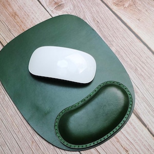 Tapis de souris en cuir avec repose-poignet de souris, tapis de souris monogramme, cadeau garçons d'honneur, tapis de souris personnalisé, cadeau d'entreprise, cadeau de Saint-Valentin