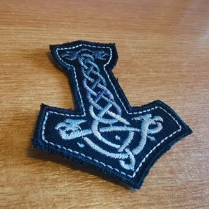 Srebrny wyblakły Mjolnir Żelazko Na Haftowanej Naszywce Wikingów Mitologia Nordycka Młot Thora Naszywki