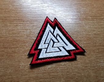 Fer à repasser Valknut blanc et rouge sur écussons brodés Viking