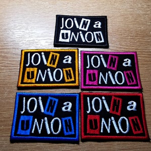 Könnte beinhalten: Fünf Bügelbilder mit dem Text "Join a Union" in weißen Buchstaben. Die Patches sind in Schwarz, Gelb, Pink, Blau und Rot.