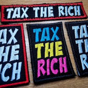 Puede incluir: Cuatro parches bordados con la frase "Tax the Rich" en diferentes colores. Los parches son negros con letras blancas, azules, amarillas y rosas.