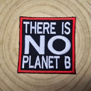 Puede incluir: Un parche bordado negro y rojo con texto blanco que dice "There is No Planet B".