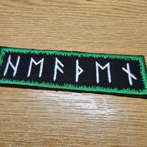 異教のルーン文字 ダークジェイドグリーン 刺繍パッチ（縫い付けまたはアイロン接着） バイキング戦士 北欧神話風パッチ