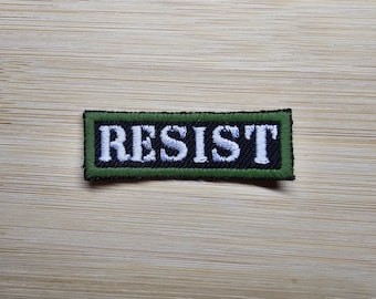 Patch bordado verde militar fosco "Resist" MUITO PEQUENO, com temática anarquista, política feminista e esquerda.