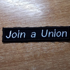 Puede incluir: Parche de tela negro con texto bordado en blanco que dice "Join a Union".