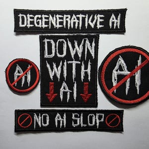 Puede incluir: Una colección de cinco parches bordados negros con texto y gráficos en blanco y rojo. Los parches presentan las frases DEGENERATIVE AI, DOWN WITH AI y NO AI SLOP, junto con símbolos circulares que contienen las letras AI tachadas en rojo.