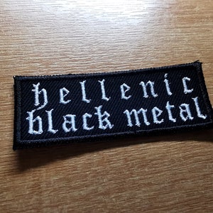 Könnte beinhalten: Schwarzer Patch mit weiß gesticktem Text, der "Hellenic Black Metal" lautet.