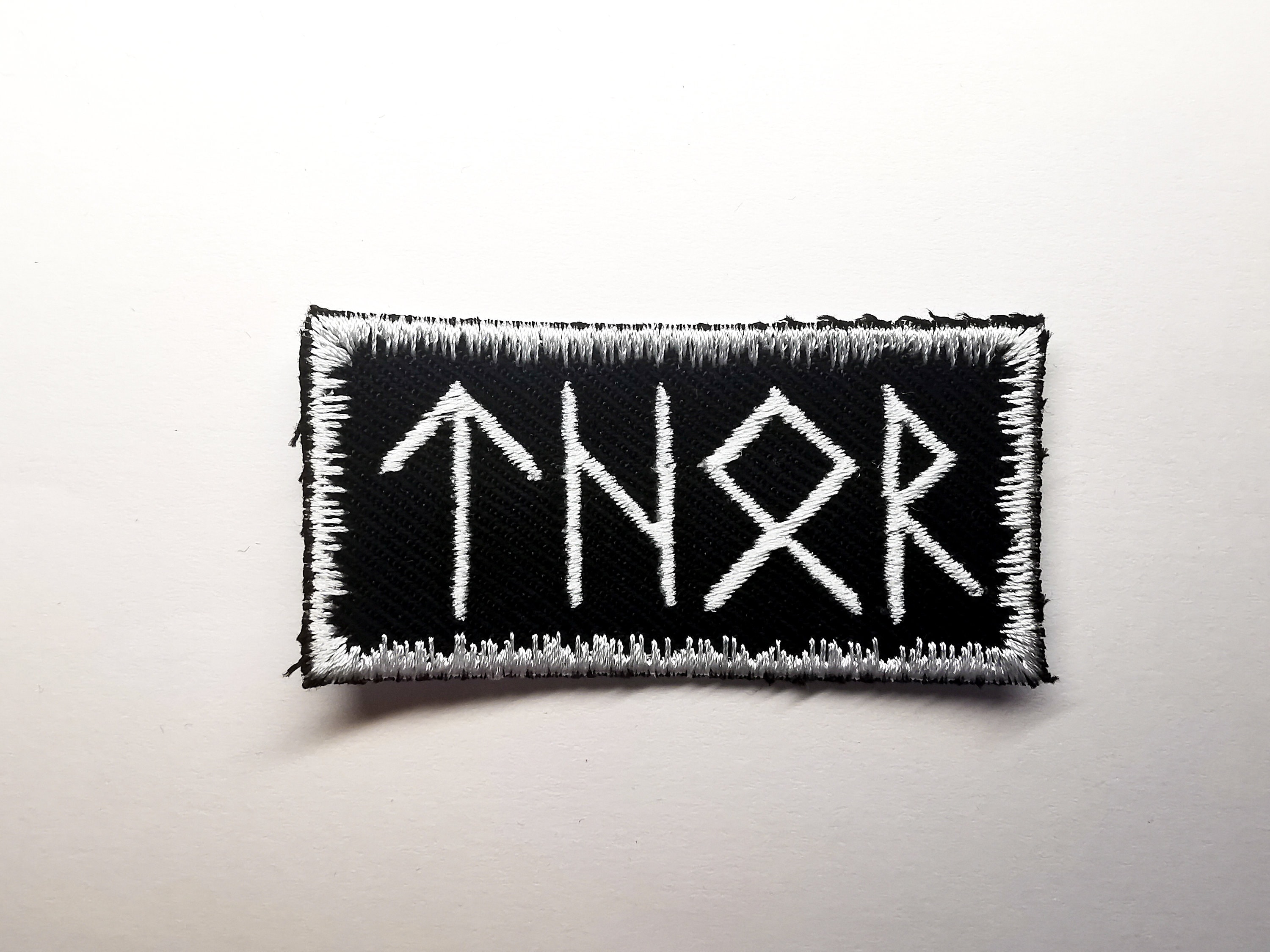 Patch Termoadesivo Vichingo 5x5 Cm: Runa Yew, Odino, Alfabeto Runico – Fatto In Francia