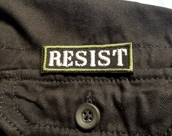 Patch bordado verde militar MUITO PEQUENO "Resist" - Anarquista, Política, Feminista, Esquerda