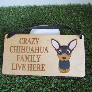 Cartel de madera de la familia chihuahua loca