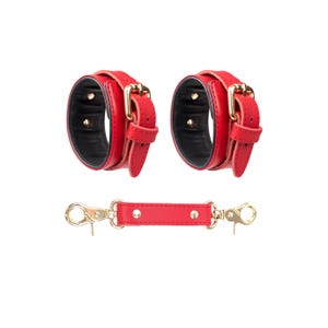 Esposas de cuero rojo para muñecas y tobillos: juego de ataduras ajustables BDSM para sumisas con forro suave y herrajes dorados, regalo erótico de bondage.
