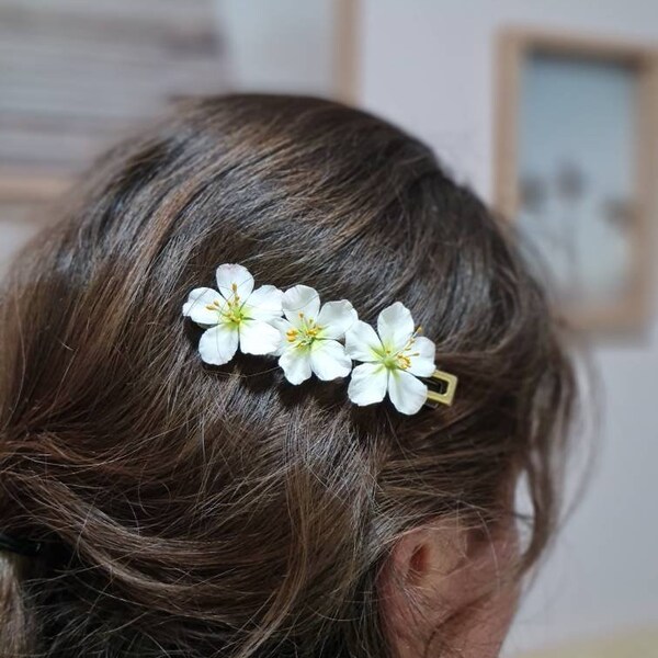 Grande barette cheveux 3 fleurs de cerisiers modelė à la main en pâte de cellulose et colorés aux pastel. Légère et réaliste