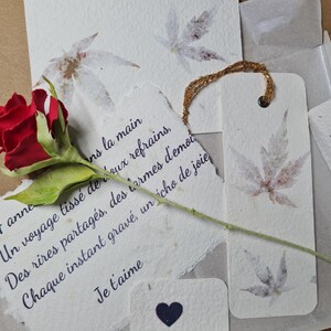 Boite cadeau Rose rouge modelée main,  carte, marque page et poème papier recyclé, anniversaire de mariage, St Valentin, 17 ans de mariage