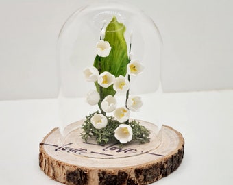 Mini cloche en verre avec deux brins de muguet éternel modelé main, à offrir pour souhaiter le bonheur ou anniversaire de mariage 13 ans