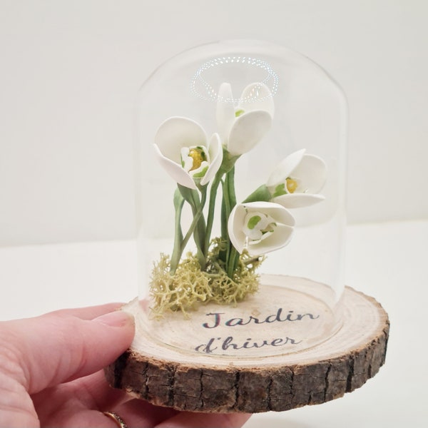 Mini cloche en verre sur rondin de bois imprimé "jardin d'hiver" avec Tiges de perce-neige modelées et peintes à la main