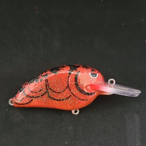 Plongeur Med Crankbait à côtés plats de 5,1 cm dans une couleur dorée brillante.