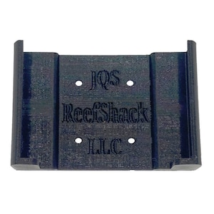 Op de afbeelding: Zwarte plastic beugel met de tekst "JQS ReefShack LLC" erop gedrukt.