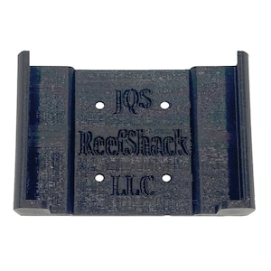 Op de afbeelding: Zwarte 3D-geprinte beugel van plastic met de tekst "JQS ReefShack LLC" erop gedrukt.