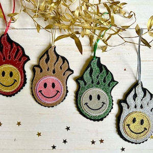 Handgemachter Weihnachtsbaumschmuck mit Smiley-Gesicht, Love-Bomb. Geschenk Topper.