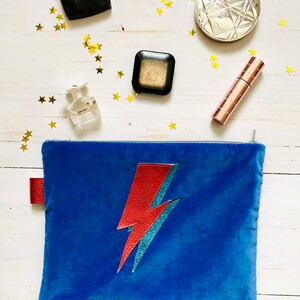 Bolsa de maquillaje de terciopelo azul eléctrico, clutch con diseño de rayo rojo