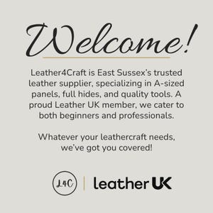 K&ouml;nnte beinhalten: Hellbeige Grafik mit dem Wort "Welcome!" in eleganter Schrift. Der Text darunter besagt, dass Leather4Craft ein Lederlieferant ist, der sich auf Paneele, H&auml;ute und Werkzeuge spezialisiert hat. Das Leather UK-Logo befindet sich unten.