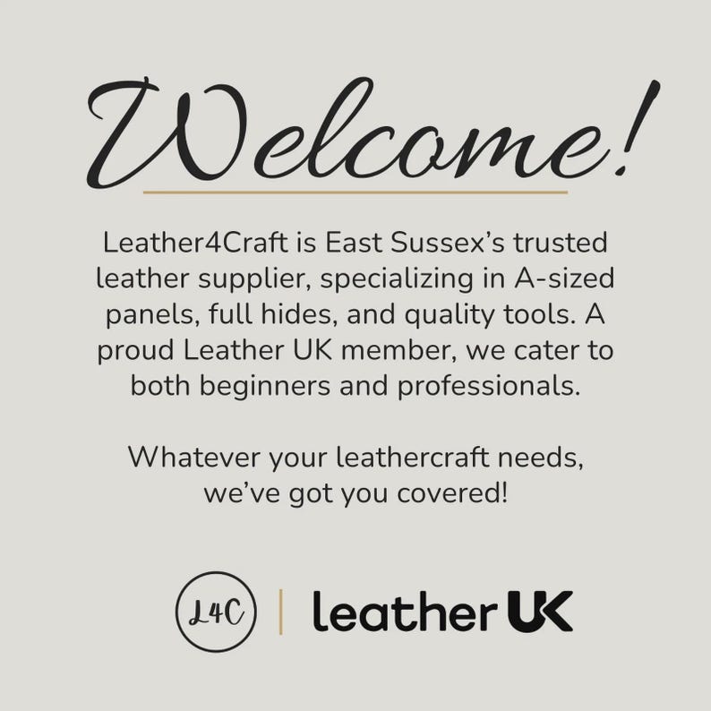 K&ouml;nnte beinhalten: Hellbeige Grafik mit dem Wort "Welcome!" in eleganter Schrift. Der Text darunter besagt, dass Leather4Craft ein Lederlieferant ist, der sich auf Paneele, H&auml;ute und Werkzeuge spezialisiert hat. Das Leather UK-Logo befindet sich unten.