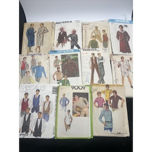 Puede incluir: Una colección de patrones de costura vintage con ilustraciones de diseños de ropa para hombres. Los patrones son de varias marcas, incluyendo Simplicity, Butterick y McCall's. Los patrones muestran una variedad de estilos, desde camisas casuales hasta trajes.