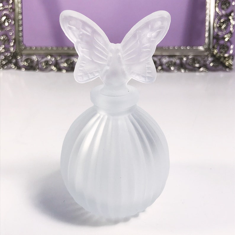 Download Vtg White frosted glass swirl butterfly pump perfume ...