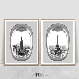 Könnte beinhalten: Zwei Schwarzweißdrucke mit Blick auf die Skyline von New York City und den Eiffelturm in Paris, gesehen durch Flugzeugfenster.