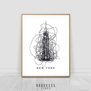 Könnte beinhalten: Schwarz-weiß-Linienkunst-Druck der Skyline von New York City. Der Druck ist in einem hellen Holzrahmen gerahmt und trägt den Text "NEW YORK" unter dem Bild.