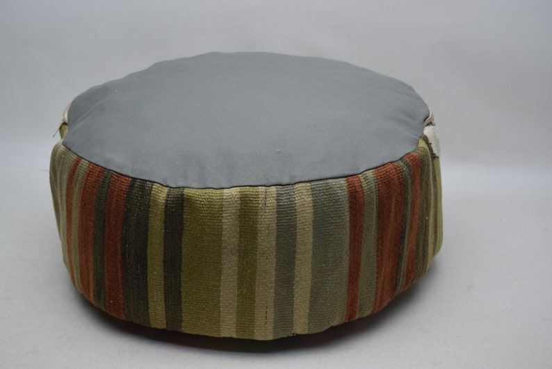 Pouf kilim fatto a mano, copertura del cuscino rotondo, pouf in stile marocchino, cuscino ottomano, pouf arredamento Boho, cuscino da pavimento decorativo, Beanbag, codice 386 immagine 7