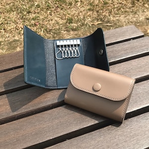 Personalized Handmade Key Holder | 13-Colors Buttero Leather | Elegant Key Wallet with Premium Amiet Keyplates | Perfect Gift for Relocation