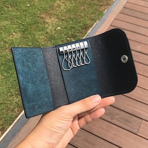 Personalized Handmade Key Holder | 12-Colors Pueblo Leather | Elegant Key Wallet with Premium Amiet Keyplates | Perfect Gift for Relocation