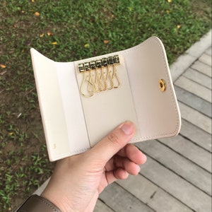 Personalized Handmade Key Holder | White Saffiano | Elegant Key Wallet with Premium Amiet Keyplates | Perfect Gift for Relocation