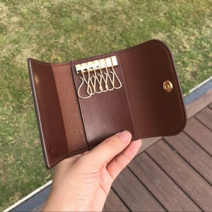 Personalized Handmade Key Holder | Brown Calf | Elegant Key Wallet with Premium Amiet Keyplates | Perfect Gift for Relocation